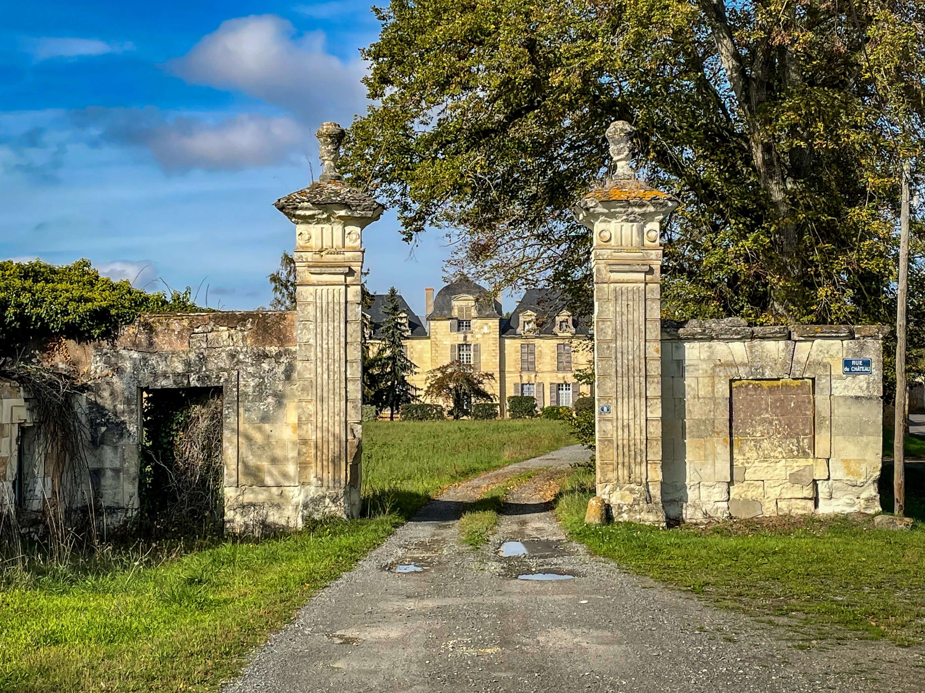 17e-eeuws kasteel te renoveren met 26 hectare park tussen Touraine en Anjou, Kasteel te koop