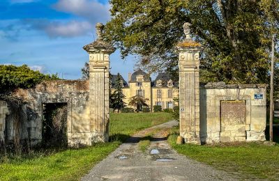 Historische panden, 17e-eeuws kasteel te renoveren met 26 hectare park tussen Touraine en Anjou