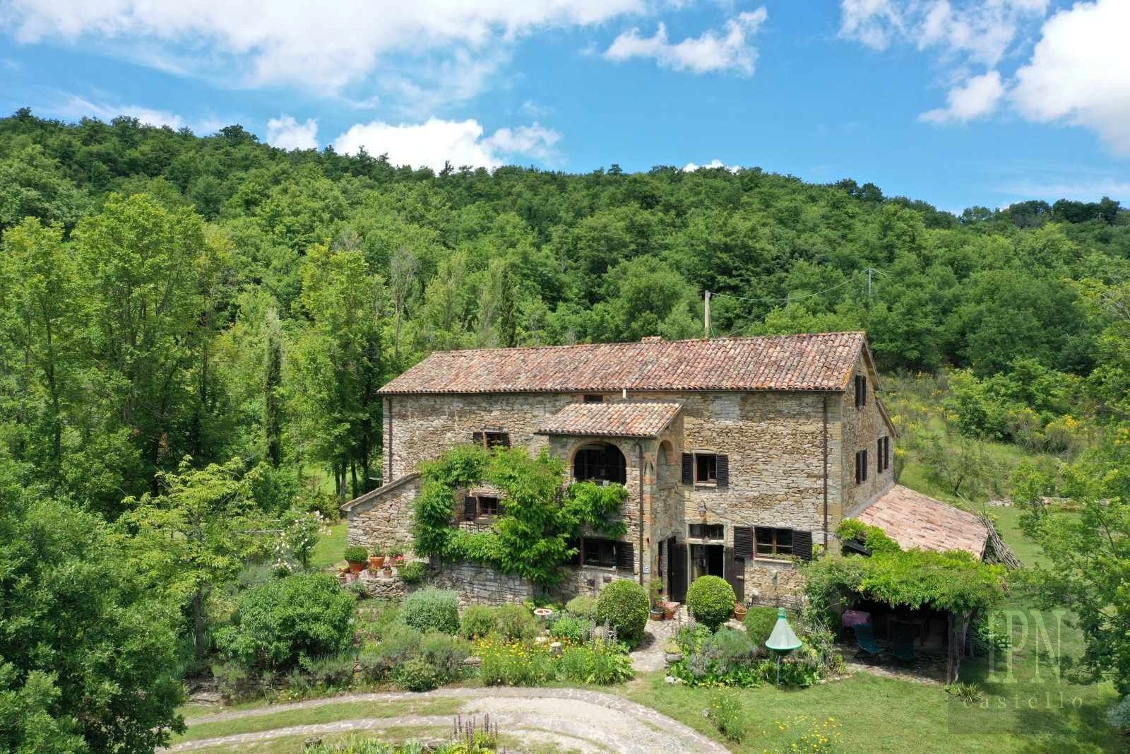 Images Afgelegen huis met bijgebouw, zwembad en groot terrein nabij Monte Santa Maria Tiberina
