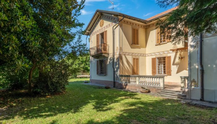 Historische villa te koop 28040 Lesa, Piemonte,  Italië