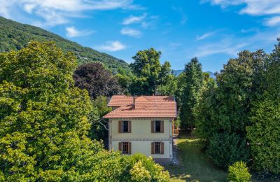 Historische villa te koop 28040 Lesa, Piemonte, Dronefoto