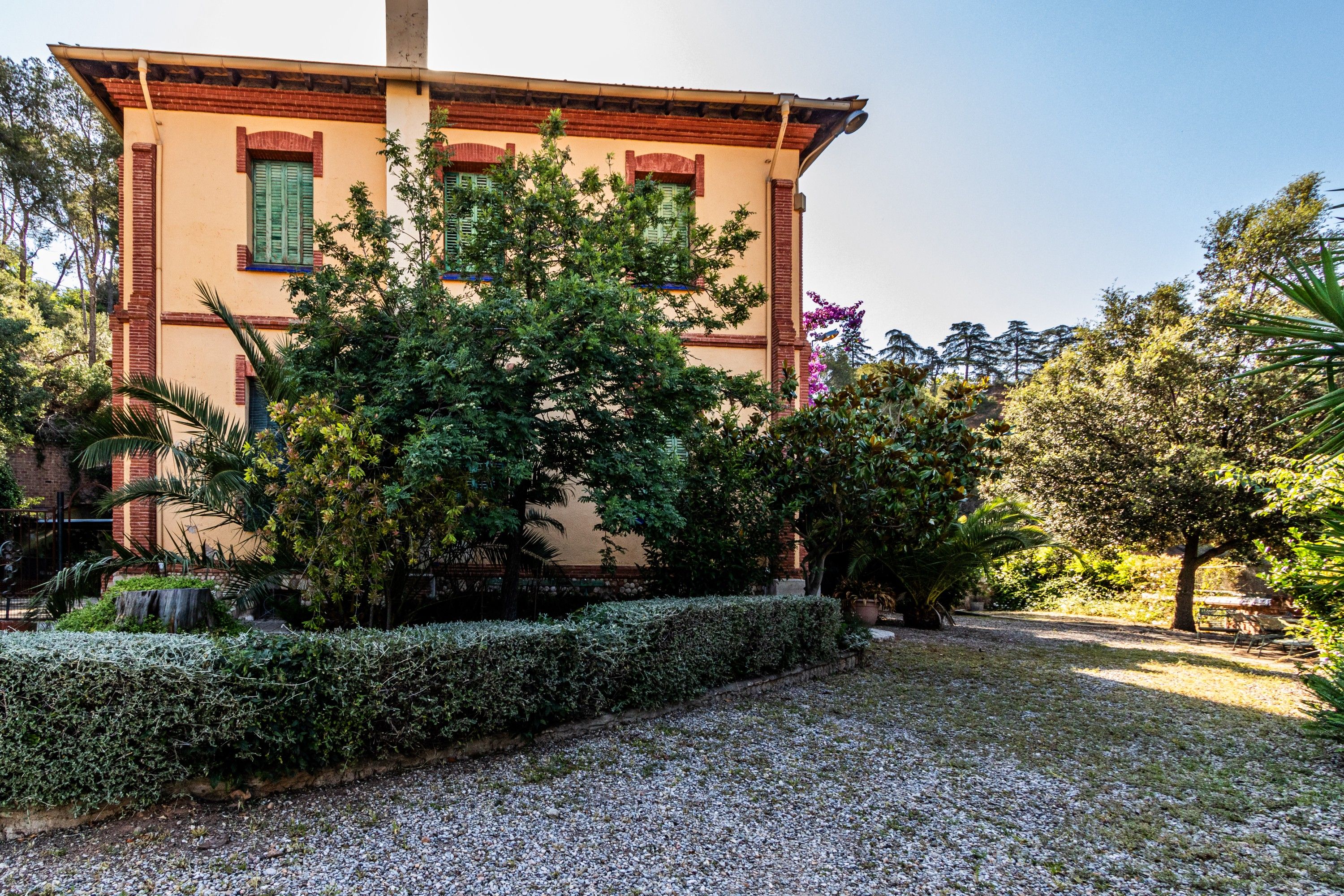 Images Historisch landhuis uit 1912 in Castellar del Vallès met uitzicht op de rivier Ripoll