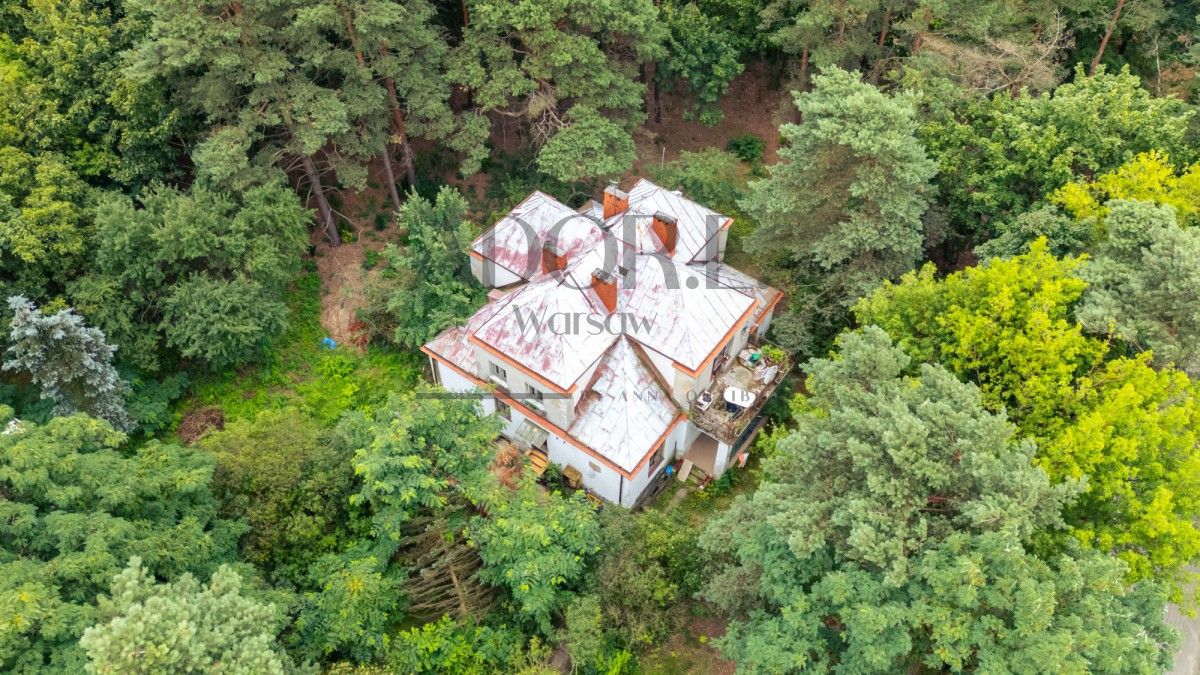 Images Te renoveren villa met grote tuin in het zuiden van Warschau