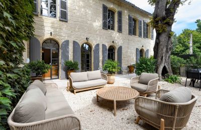 Historiske ejendomme, Hus med karakter i hjertet af Uzès med have og dam
