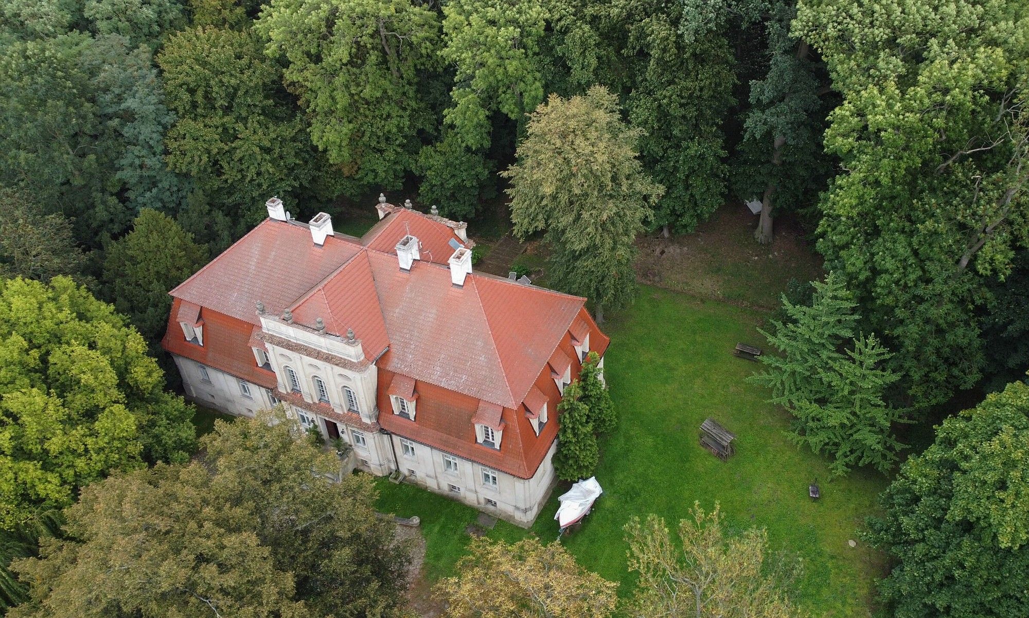 Images Barok landhuis met rococo-balzaal, park, bijgebouwen en kapel