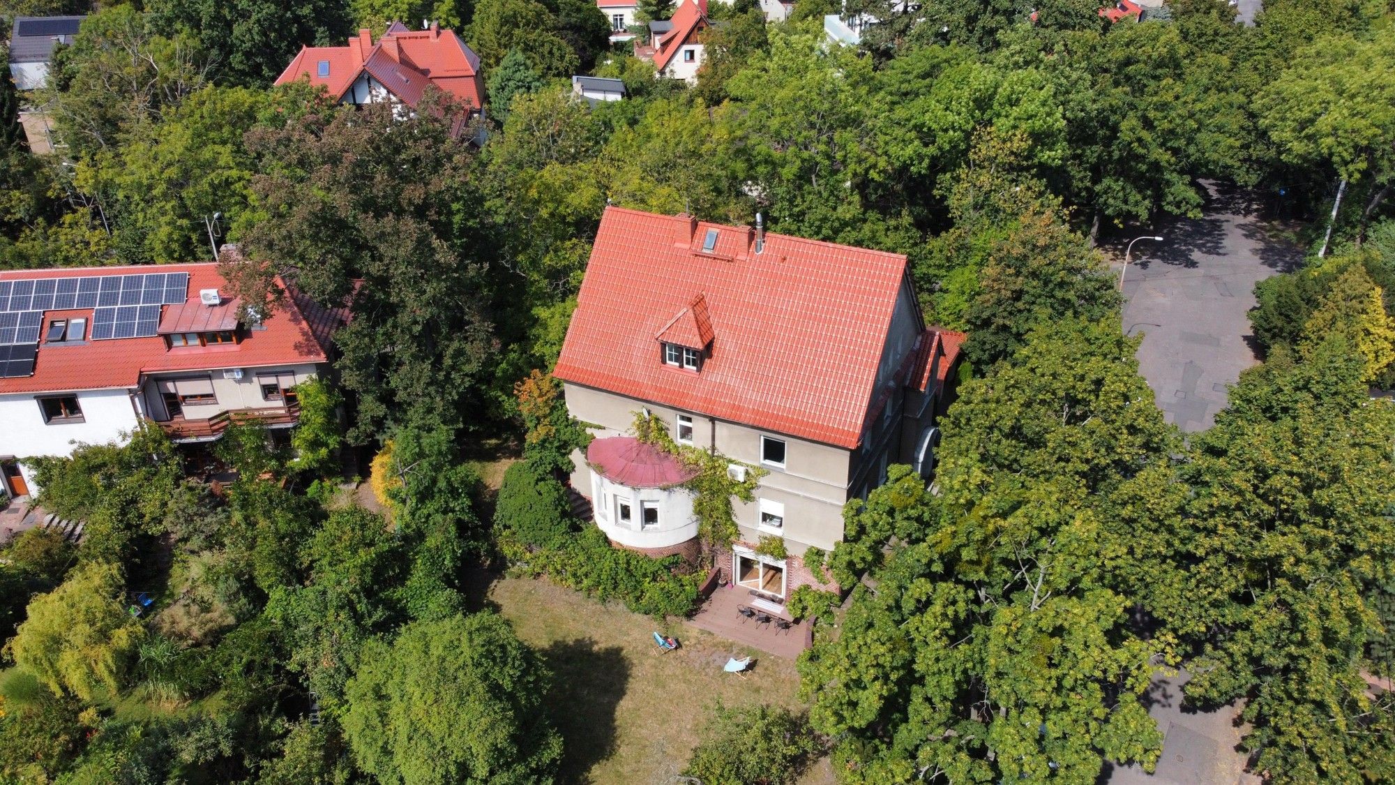 Images Villa uit 1919 in Wrocław met tuin en commerciële eenheid