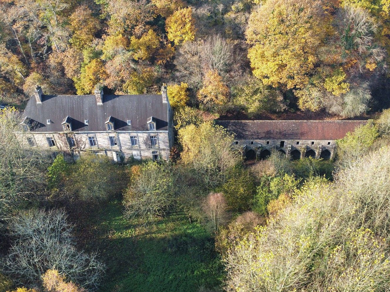 Images Oude abdij in Normandië – 18e-eeuwse landhuis met middeleeuwse ruïnes