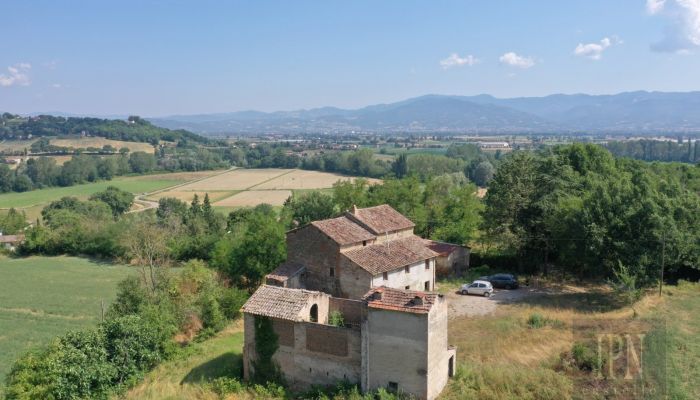 Oude boerderij met bijgebouwen in Umbrië – Restauratieproject
