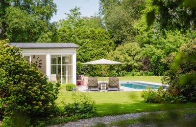 Kasteel te koop 4693 Desselbrunn, Opper-Oostenrijk, Blick vom weitläufigen Schlossgarten in Richtung Poollandschaft 