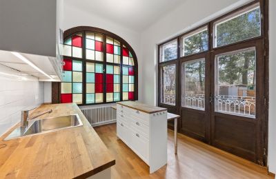 Historische villa te koop Währing, Wenen, Die charmante Küche mit farbigen Bleiglas-Fenstern