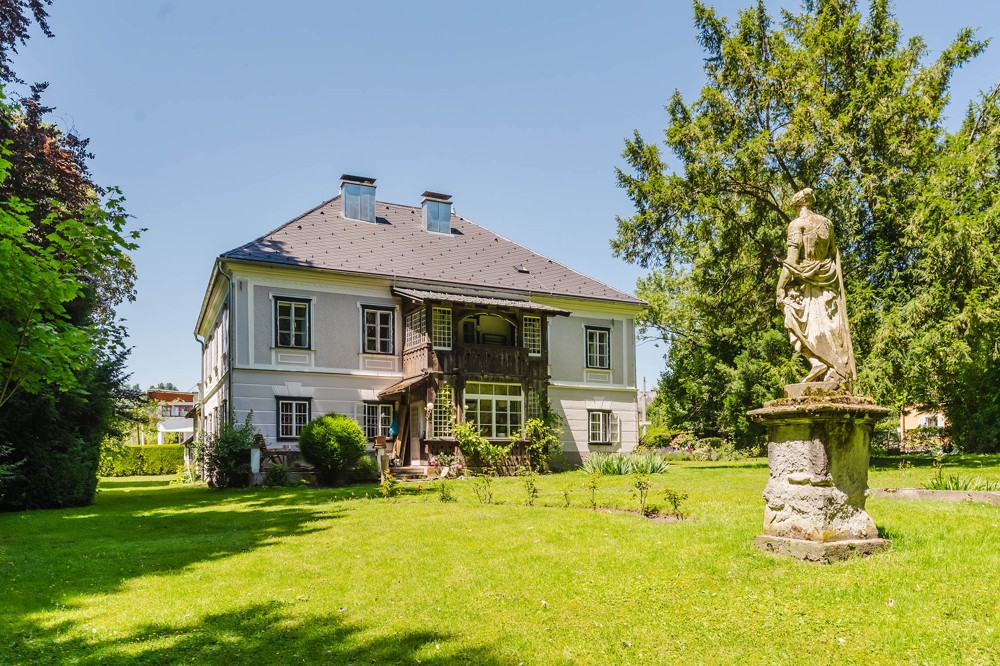 Images Villa aan het Traunsee met tuinen en historische charme
