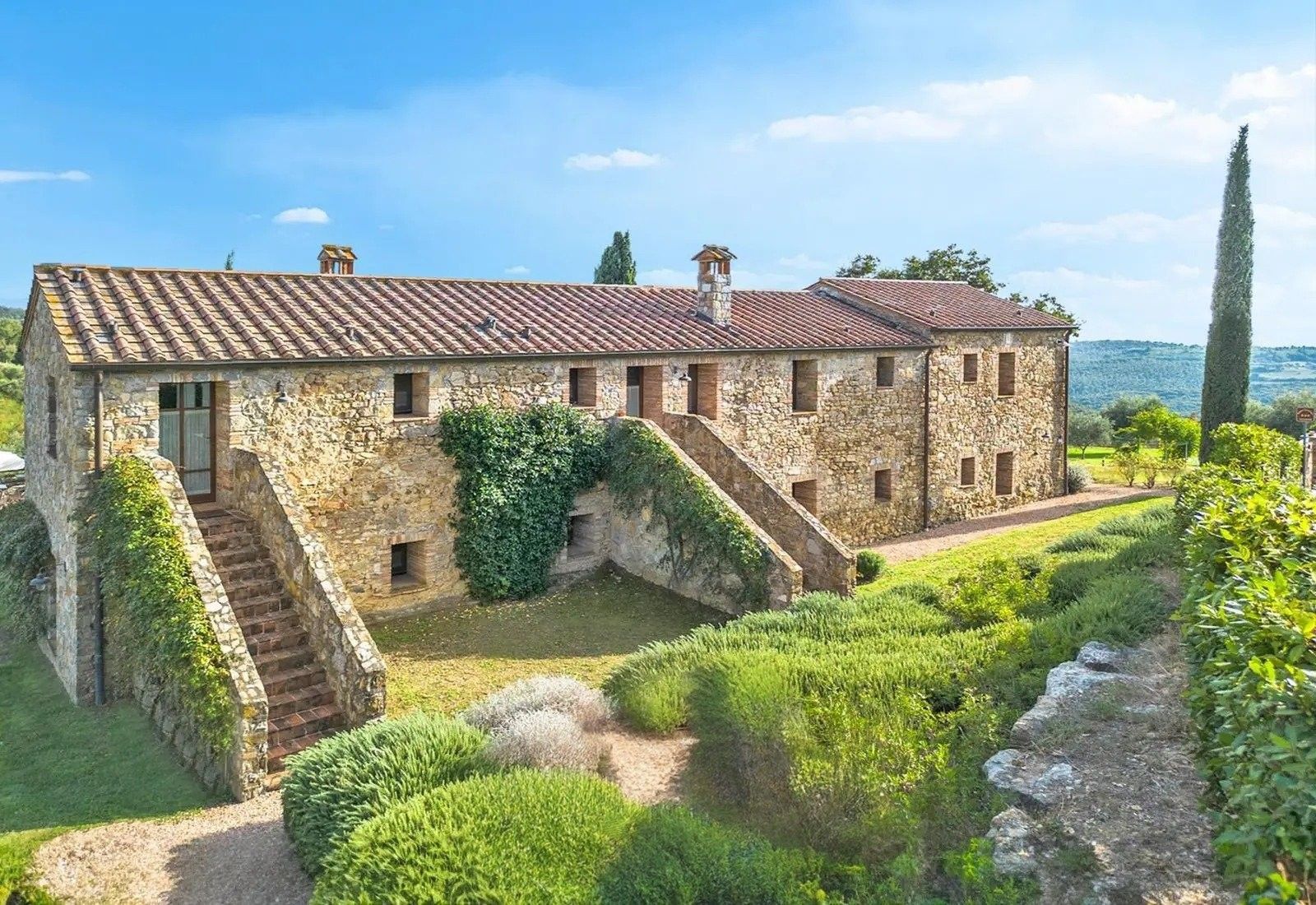 Images Gerestaureerde boerderij Cerimano met drie woningen en zwembad in de Maremma