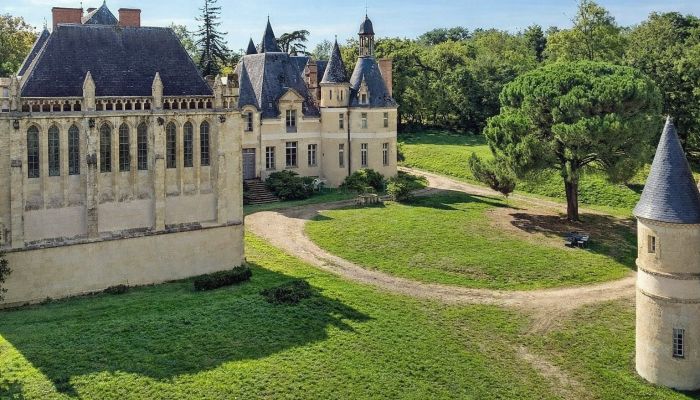 Château tussen Tarbes en Auch met bijgebouwen, kapel en park