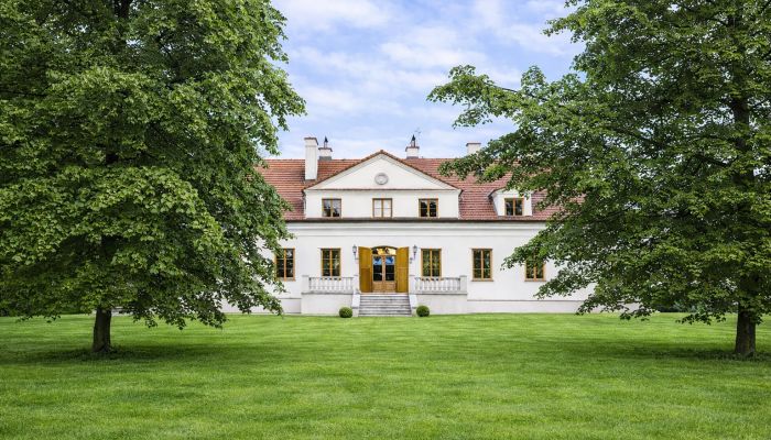 Gereconstrueerd landhuis ten noorden van Warschau met 6 hectare park, bijgebouwen en vijver