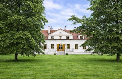 Historisch vastgoed, Gereconstrueerd landhuis ten noorden van Warschau met 6 hectare park, bijgebouwen en vijver