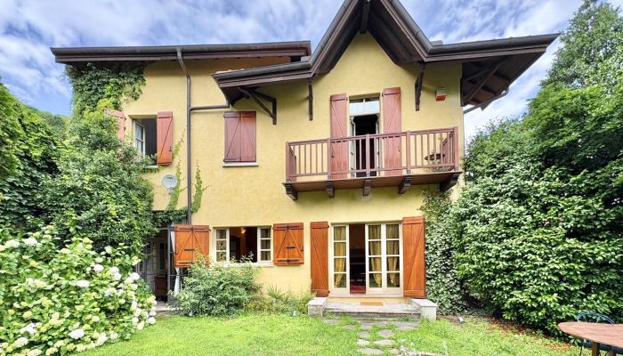 Twee huizen met tuin en uitzicht op het Lago Maggiore in Campino