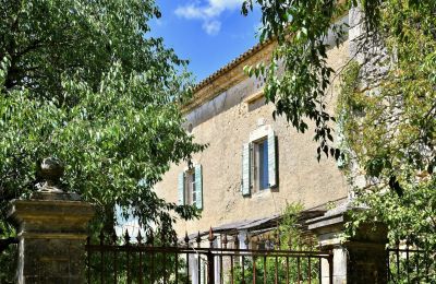 Historisch vastgoed, Landhuis nabij Uzès met uitzicht op de heuvels, atelier en gastenverblijf