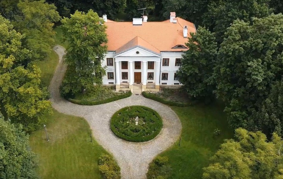 Images Gerestaureerd classicistisch kasteel bij Warschau