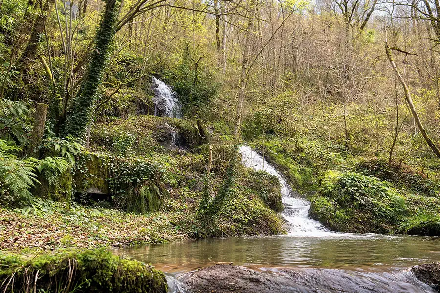 Moulin Bas, terrein met waterval
