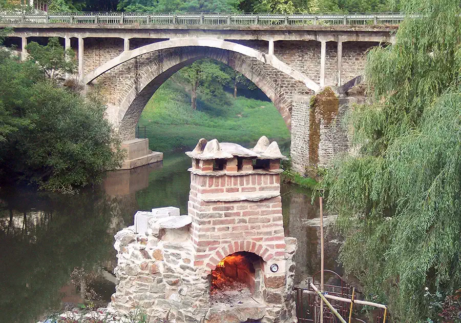 Uitzicht vanaf de historische molen op het oude viaduct