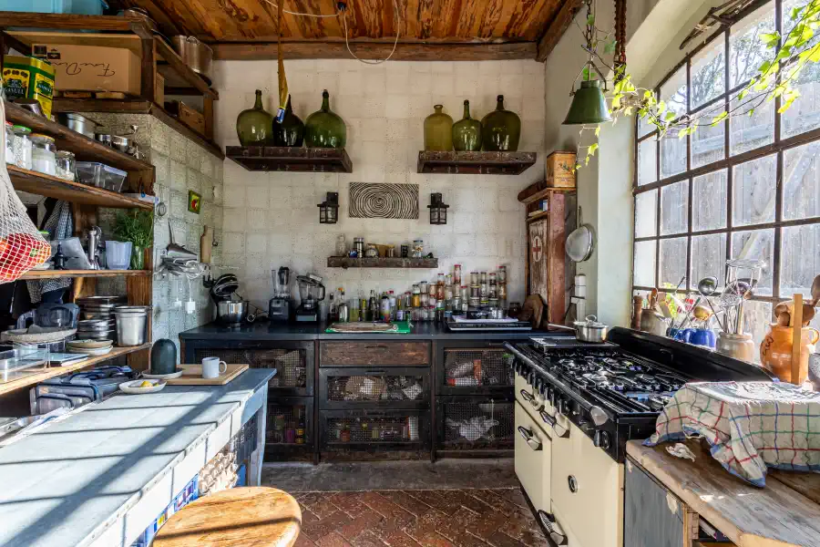 Vintage keuken met oud raam