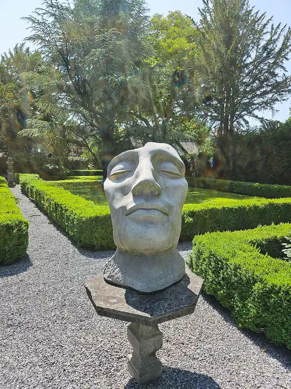 Uitzicht op de tuin van Landgoed Thor – een plek voor internationale gasten