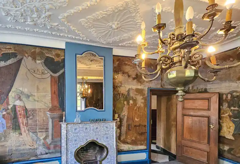 De historische behangkamer in Château Thor met muurschilderingen en originele inrichting
