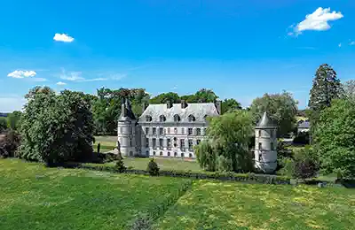 Historische panden, Kasteel in Lodewijk XIII-stijl met torens, park en kanaal bij Sens (Bourgondië)
