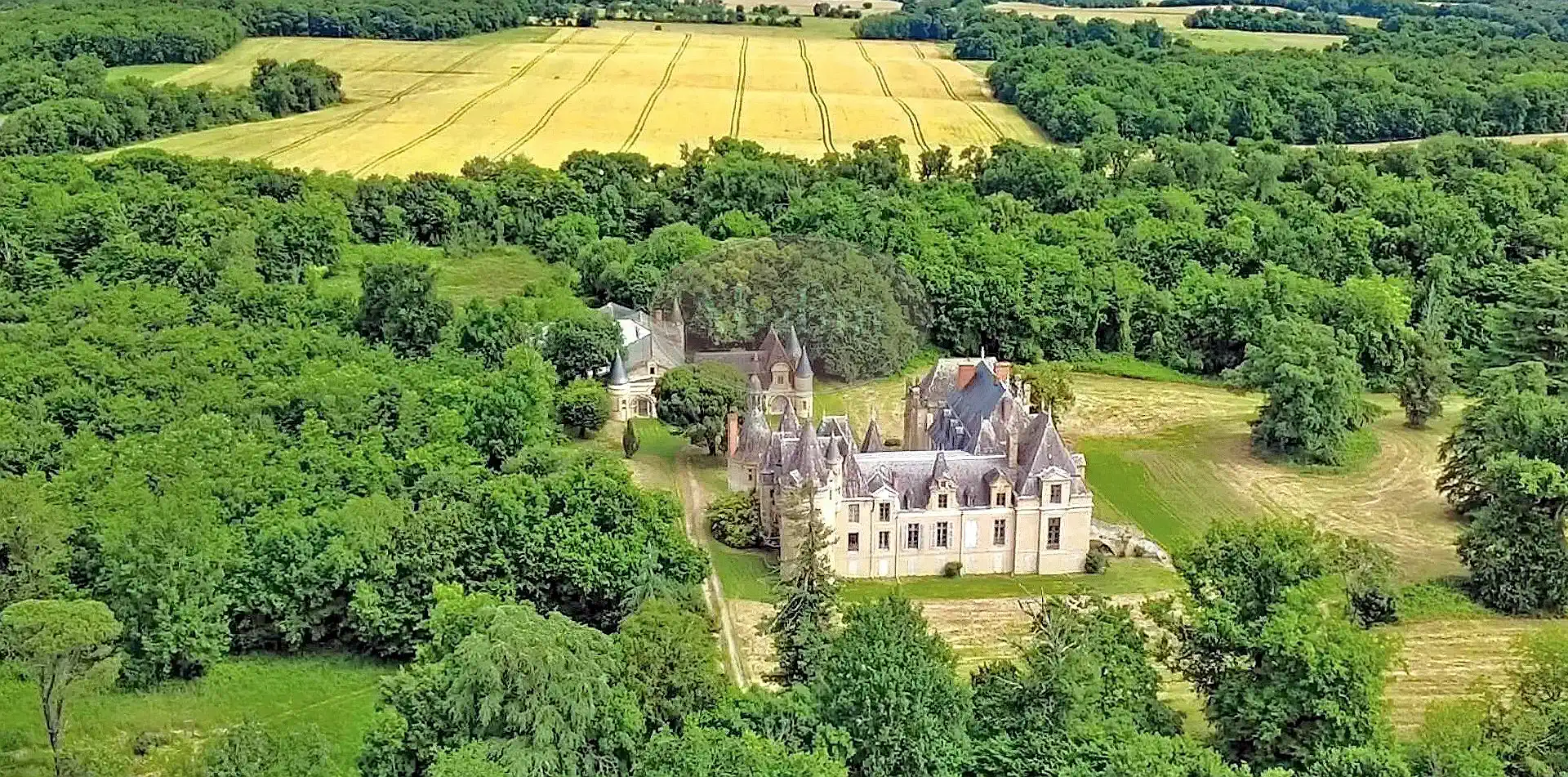 Château tussen Tarbes en Auch met bijgebouwen, kapel en park, Frankrijk
