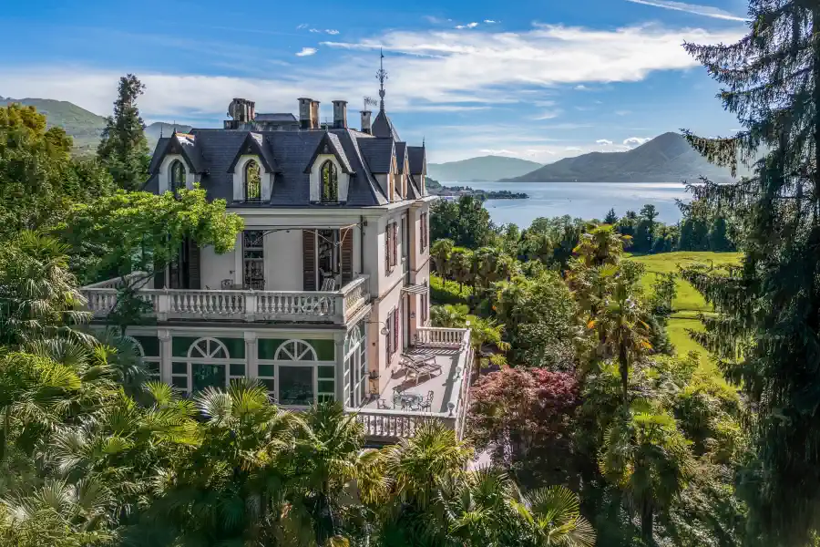 Villa met park, zwembad en panoramisch uitzicht op het meer te koop juli 2025