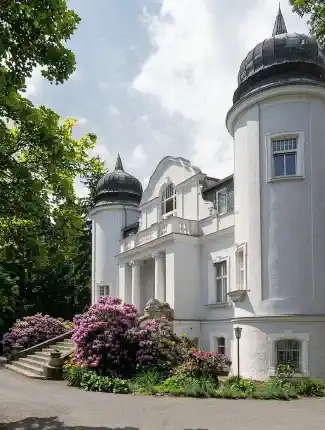 Jugendstilvilla in het Vogtland bij Plauen met bijgebouw en park