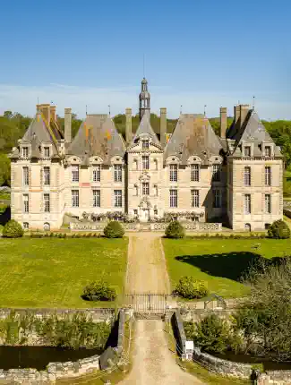 Château met baroktuin en donjon – monumentaal ensemble aan de rivier