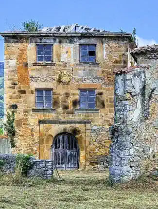Te renoveren landhuis uit de 16e eeuw aan de pelgrimsroute naar Santiago, Sariego, Asturië