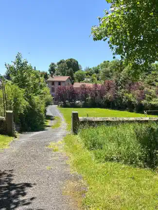 Gerestaureerd voormalig klooster in de Auvergne met gîte en privéterrein, Auvergne-Rhône-Alpes