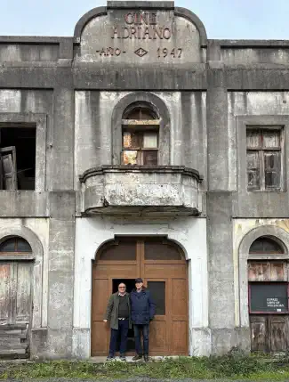 Theater uit de naoorlogse periode met grote zaal en dakterras, A Coruña, Galicië