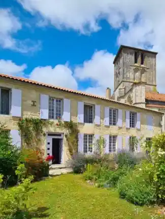Gerestaureerd tempelierslandhuis met bijgebouwen, Beauvais-sur-Matha, Nouvelle-Aquitaine