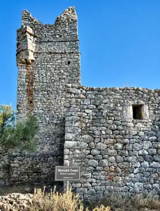 Historische woontoren voor herontwikkeling in Nomia, Mani, East Mani, Peloponnesos
