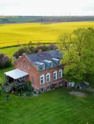 Historisch landgoed in de Uckermark: geïsoleerd complex met vier wooneenheden en agrarische bijgebouwen