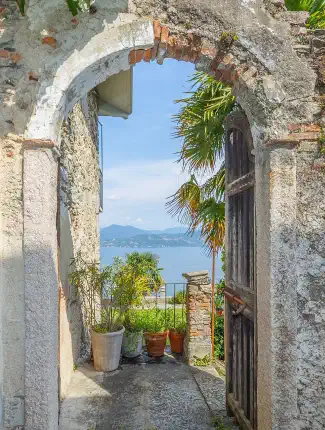Historisch gebouw met karakter en uitzicht op het meer in Germignaga, Lago Maggiore, Germignaga, Lombardije