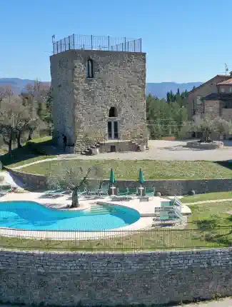 Landgoed met middeleeuwse toren, twee stenen huizen, 4 wooneenheden, zwembad en olijfgaard, 06010 Monte Santa Maria Tiberina, Umbria