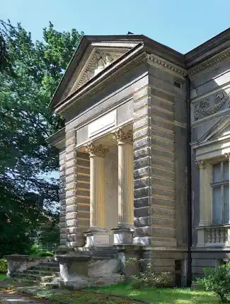 Neoklassieke villa met tuin in een volgroeide stedelijke omgeving in Koszalin, Koszalin, West-Pommeren