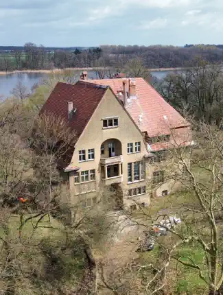 Landhuis in reformstijl aan een meer ten westen van Poznań, Lubosz, Groot-Polen