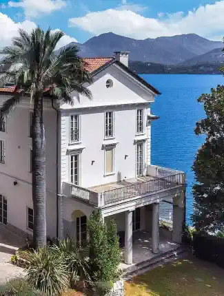 Villa Beretta-Treves aan de oevers van het Lago Maggiore, Belgirate, Piemonte