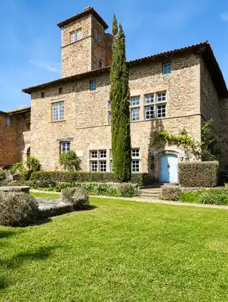 Kasteel met toren, kapel en tuinen ten noorden van Lyon, Limonest, Auvergne-Rhône-Alpes