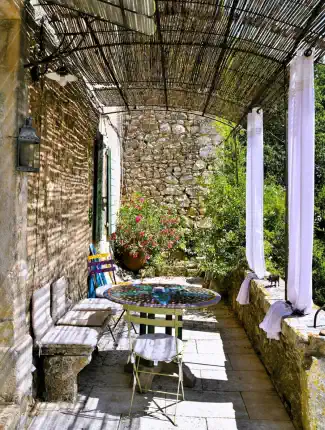 Landhuis nabij Uzès met uitzicht op de heuvels, atelier en gastenverblijf, Uzès, Occitanie