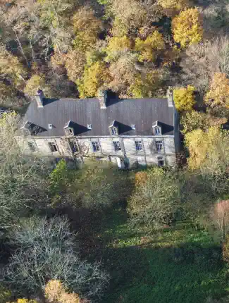 Oude abdij in Normandië – 18e-eeuwse landhuis met middeleeuwse ruïnes, Flers, Normandie