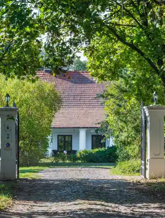 Landhuis met park en bijgebouwen bij Warschau, Trębki Nowe, Mazovië