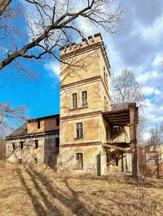 Jachtpaviljoen uit de late 18e eeuw in Zuidwest-Polen, Staniszów, Neder-Silezië
