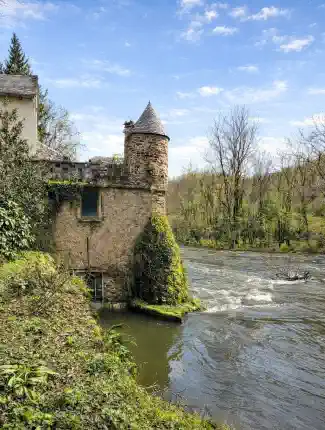 Historische watermolen aan de oever van de Viaur, Région Occitanie, Tanus, Occitanie