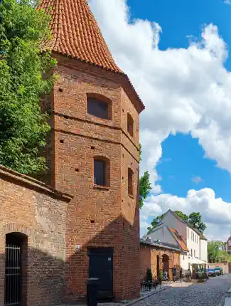 Historische verdedigingstoren in de oude binnenstad van Toruń, Toruń, Koejavië-Pommeren
